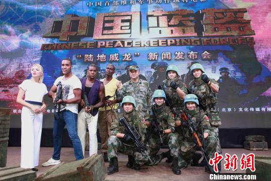 導(dǎo)演寧海強(qiáng)和中外演員在一起。 主辦方供圖 攝 導(dǎo)演寧海強(qiáng)和中外演員在一起。 主辦方供圖 攝